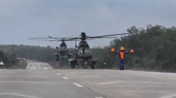Helikopter Helikopter TNI AU mendarat di Tol Trans Sumatera). (Foto: iNewws).