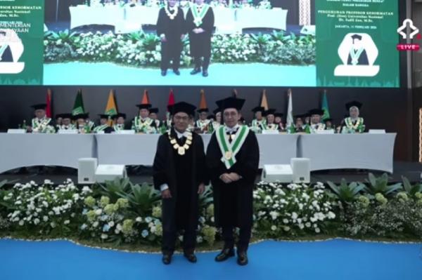 Menteri Kebudayaan Fadli Zon mendapatkan gelar Menteri Kebudayaan Fadli Zon mendapatkan gelar profesor kehormatan dari Universitas Nasional (Unas) (dok. Kemenbud)