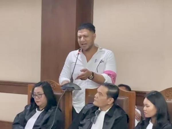 Amnar Zoni ngamuk Amnar Zoni ngamuk di ruang sidang usai disebut bandar narkoba oleh saksi polisi. (Foto: Ravie Wardani)