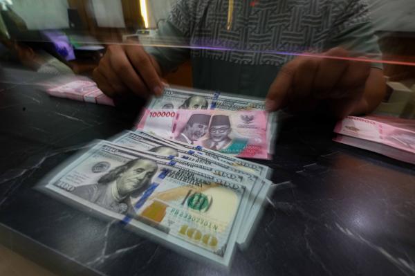 Rupiah Hari Ini Ditutup Menguat ke Rp17.679 per Dolar AS, Ini Pendorongnya