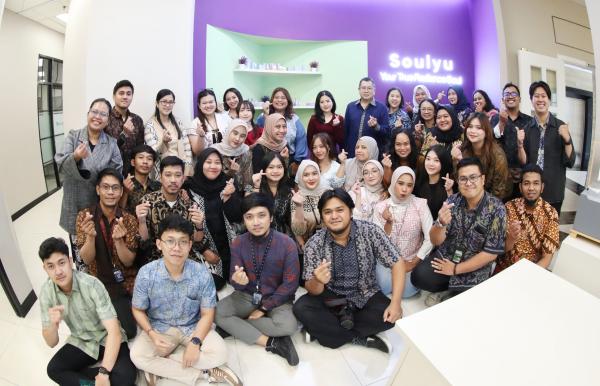 Executive Chairman MNC Group Hary Tanoesoedibjo dan CEO Soulyu Beauty Valencia Tanoesoedibjo, bersama seluruh tim Soulyu. (Foto: Aziz Indra)