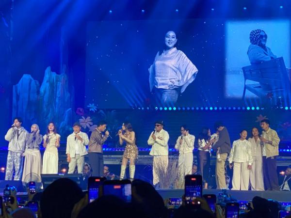 Keluarga besar Mahalini Keluarga besar Mahalini hadir di konser tunggal KOMA Live In Concert, Sabtu (14/2/2026). (Foto: Mei Sada Sirait)