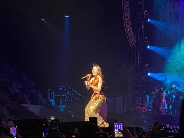 Mahalini tampil spektakuler di konser KOMA In Concert pada Sabtu, 14 Februari 2026. (Foto: Mei Sada Sirait)