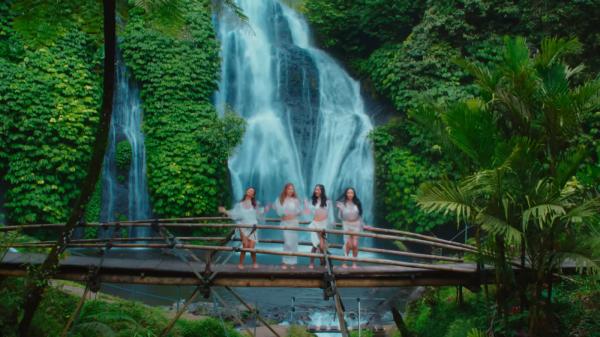 scene shoot by no na Scene lain di video klip shoot by no na yang mencuri perhatian SEAblings. (Foto: Youtube)