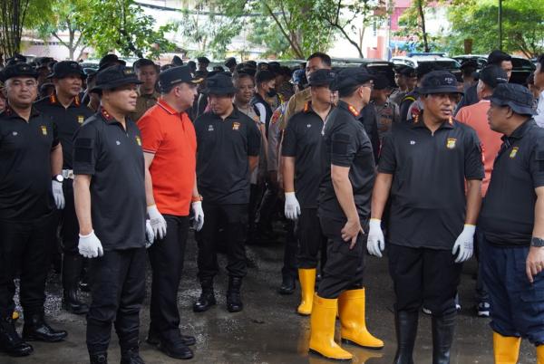 Kapolda Metro Jaya Irjen Pol Asep Edi Suheri Kapolda Metro Jaya Irjen Pol Asep Edi Suheri memimpin kegiatan bersih-bersih lingkungan bersama Satgas ASRI Bang Jasri di kawasan bawah Tol Sungai Bambu, Jakarta Utara, Kamis (19/2/2026). (Foto: Ist)