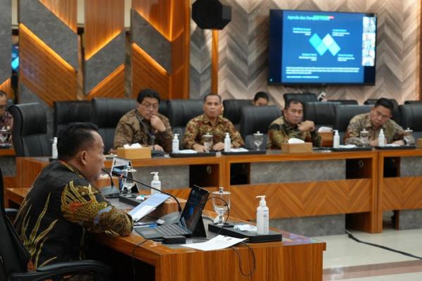 Deputi Bidang Koordinasi Pertahanan Negara dan Kesatuan Bangsa Kemenko Polkam, Mayjen TNI Purwito Hadi Wardhono memimpin rapat koordinasi di Kantor Kemenko Polkam, Jakarta, Jumat (20/2/2026). (Foto: Kemenko Polkam)