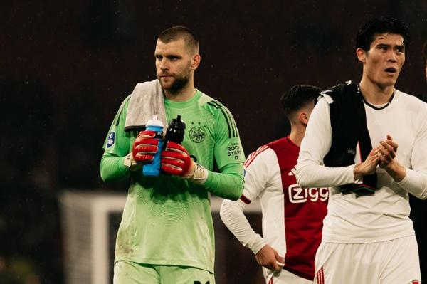 Tujuh Save Krusial! Debut Maarten Paes Bikin Pelatih Ajax Terkesima