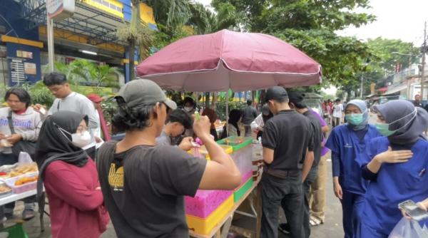 Aneka takjil di Pasar Santa, Jakarta Selatan. (Foto: Niko Prayoga)