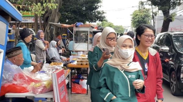 Warga berburu takjil Warga berburu takjil di Pasar Santa, Jakarta Selatan. (Foto: Niko Prayoga)
