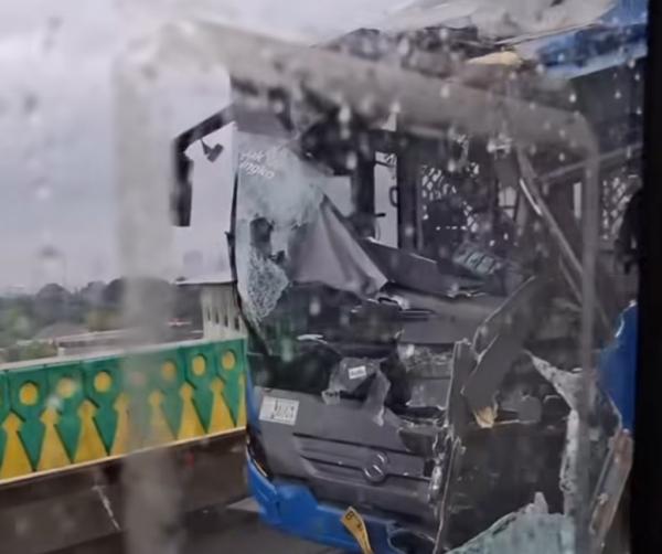 Dua bus Transjakarta ringsek Dua bus Transjakarta ringsek usai terlibat kecelakaan di jalur layang Cipulir. (Foto: screenshot @info_ciledug)