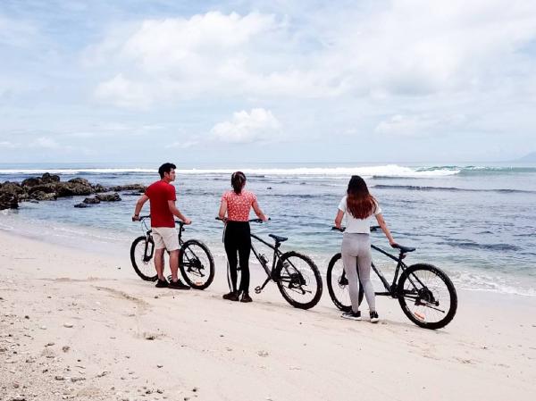 Ngabuburit di tepi pantai Ngabuburit di tepi pantai Tanjung Lesung. (Foto: Istimewa)