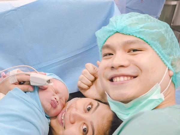 Anak pertama Cellos lahir Anak pertama Cellos dan Natasha Putri lahir, namanya Ilia Graceo Muliardo. (Foto: Instagram)