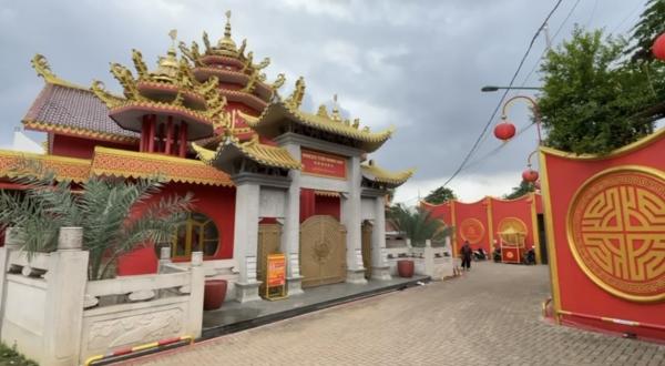 Arsitektur Masjid Tjia Kaang Hoo memadukan arsitektur Tionghoa dan Betawi. (Foto: Niko Prayoga)