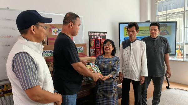 Donasi buku dari MNC Peduli untuk SDN 01 Cikini, Menteng, Jakarta Pusat. (Foto: Mei Sada Sirait)