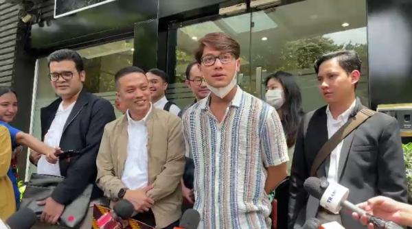 Rizky Billar di Polda Rizky Billar tegaskan bahwa kasus pelanggaran hak cipta yang menyeret Lesti Kejora resmi ditutup. (Foto: Ravie Wardani)