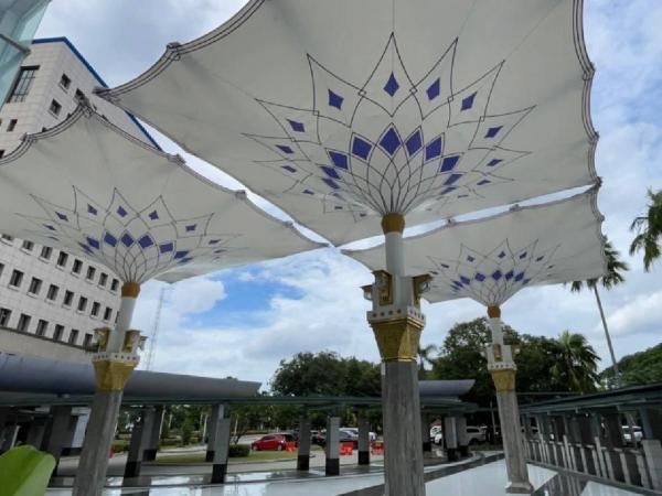 Payung besar serasa di Madinah Payung besar di Masjid Assahara Jakarta Barat serasa di Madinah. (Foto: Niko Prayoga)