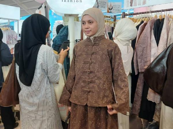 tunik tren Lebaran 2026 Tunik tipe chinese-look seperti ini tren di Ramadhan 2026. (Foto: Istimewa)