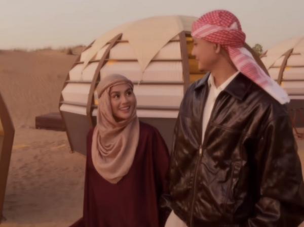 Agnez Mo dan Adam Rosyadi Agnez Mo dan Adam Rosyadi di Dubai. (Foto: Instagram)