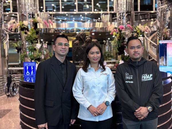 Wamen Pariwisata Ni Luh Puspa (tengah) dengan Raffi Ahmad (kiri) dan Gilang Widya Pramana (kanan). (Foto: M Sukardi)