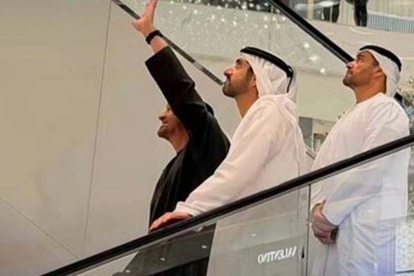 Presiden UEA santai di Dubai Mall Presiden UEA Sheikh Mohamed bin Zayed Al Nahyan membuat kejutan dengan kemunculannya di tengah keramaian Dubai Mall, di tengah gempuran drone Iran. (Foto: Gulf News)