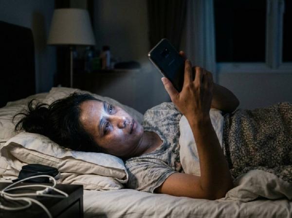 Main HP Sebelum Tidur Bikin Ginjal Terus Produksi Urine, Ini Penjelasan Dokter