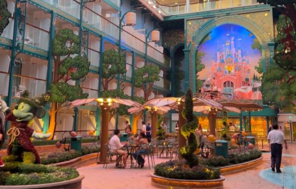Imagination garden di Disney Adventure. Imagination garden di Disney Adventure. (Foto: iNews.id/Puti Aini Yasmin)
