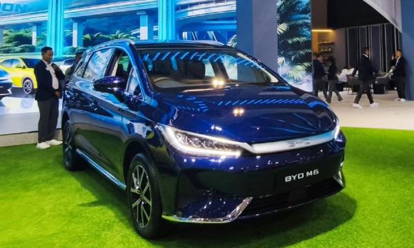BYD M6 1