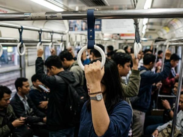 Ilustrasi penumpang KRL diduga alami pelecehan seksual. (Foto: Ilustrasi AI)