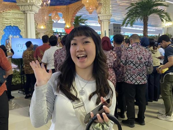 Pengunjung bandara Salah satu pengunjung bandara yang terhibur dengan adanya konser Juicy Luicy di Bandara Soetta. (Foto: Mei Sada Sirait)
