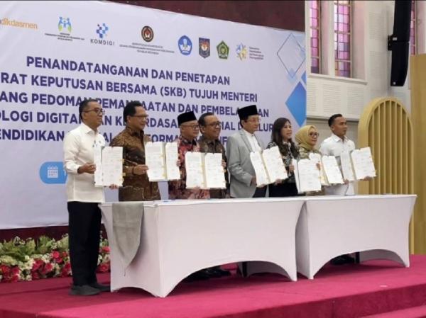 Surat Keputusan Bersama (SKB) tujuh menteri Surat Keputusan Bersama (SKB) tujuh menteri terkait AI bagi anak sekolah. (Foto: Niko Prayoga)