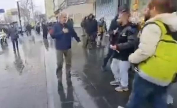 Presiden Iran Berjalan Kaki di Trotoar Video viral menunjukkan Presiden Iran Masoud Pezeshkian berjalan di trotoar Kota Teheran tanpa pengawalan ketat, Jumat (13/3/2026). (Foto: Instagram/Herald Sun)