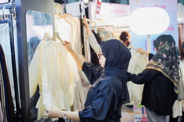 Baju Lebaran yang nyaman Tips membeli baju Lebaran agar selalu nyaman dipakai. (Foto: Istimewa)