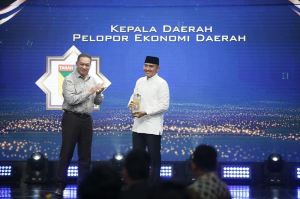 Bupati Tanah Laut (Tala), Rahmat Trianto, meraih penghargaan bergengsi Cahaya Hati Awards 2026. (Foto: Aldhi Chandra)