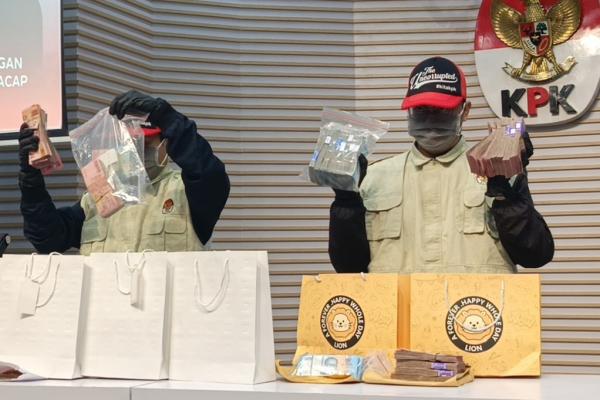 OTT Bupati Cilacap, KPK Sita Uang Rp610 Juta dalam Goodie Bag untuk THR