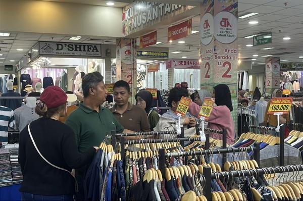 Pasar Tanah Abang asar Tanah Abang dipadati pengunjung menjelang Lebaran 2026. (Foto: Andika Rachmansyah)