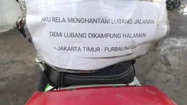 Tulisan di kendaraan pemudik motor di jalur arteri Pantura Kota Cirebon, Jawa Barat. (Foto: iNews).