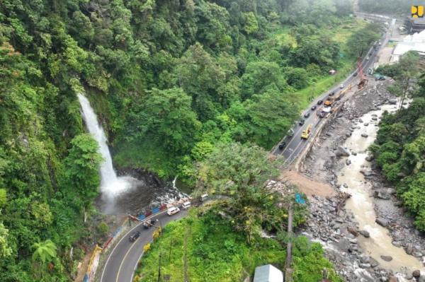 Jalur PadangBukittinggi siap 24 jam Jalur Padang–Bukittinggi siap 24 jam untuk mendukung kelancaran mudik Lebaran 2026 di Sumatra Barat. (Foto: Ist)
