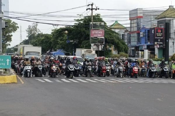 Puncak Arus Mudik, Jalur Arteri Cirebon Dipadati Pemudik Motor hingga Bus