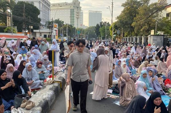 Jemaah Salat Idulfitri PP Muhammadiyah Membeludak ke Jalan Menteng Raya, Lalin Ditutup