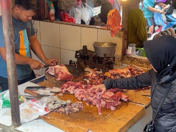 Pedagang daging di Pasar Kramat Jati Pedagang daging di Pasar Kramat Jati jelang Lebaran 2026. (Foto: Annastasya Rizqa)