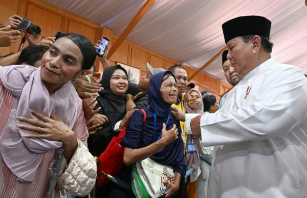Prabowo Silaturahmi dengan Warga Momen Presiden Prabowo bersalaman dengan warga yang hadir saat open house Idulfitri 1447 Hijiriah di Istana Kepresidenan, Jakarta, Sabtu (21/3/2026). (Foto: BPMI Setpres)