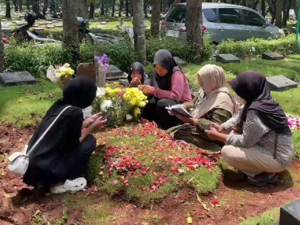 Pemakaman cucu Mpok Nori Keluarga berziarah di makam cucu Mpok Nori yang dibunuh mantan suami sirinya. (Foto: Ravie Wardani)