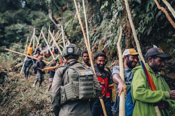 Satgas Damai Cartenz berjaga di Kiwirok Satgas Damai Cartenz berjaga di Kiwirok Papua saat Lebaran, menyimpan rindu demi menjaga keamanan masyarakat. (Foto: Ist)