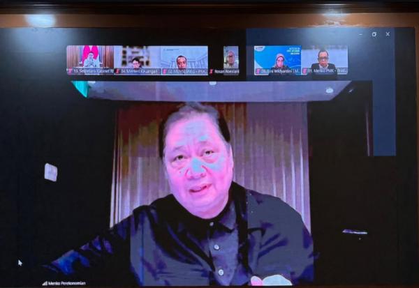 Menko Perekonomian Airlangga Hartarto Menko Perekonomian Airlangga Hartarto memimpin rapat koordinasi lintas K/L yang dipimpin oleh secara virtual melalui Zoom terkait rencana kebijakan penyesuaian kembali energi dan beberapa kebijakan ekonomi. (Foto: Instagram)