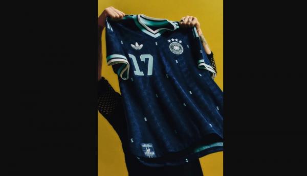 Timnas Jerman Away Foto: Adidas