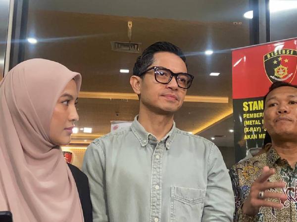 Dude dan Alyssa di Bareskrim Dude Harlino dan Alyssa Soebandono di Bareskrim. (Foto: Ravie Wardani)