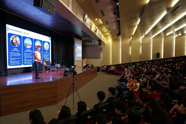 Kuliah umum Sesi kuliah umum menjelaskan pentingnya soft skill bagi gen z. (Foto: Istimewa)