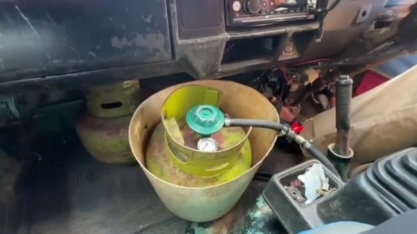 Angkot gunakan alpiji Angkot di Sukabumi gunakan elpiji 3 kg sebagai bahan bakar. (Foto: iNews).