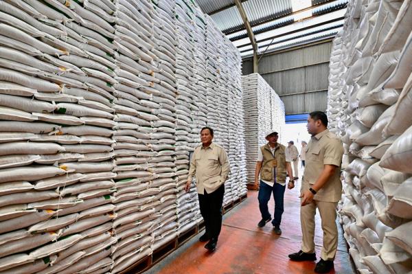 Prabowo Sidak Gudang Bulog Magelang, Pastikan Stok dan Distribusi Aman