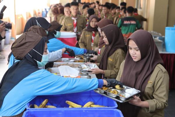 Perdana! MBG Sistem Prasmanan Disajikan di SMA Kemala Bhayangkari 1 Jaksel